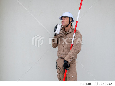 作業の合間に水分補給をする現場系ワーカー 作業の合間に水分補給をする現場系ワーカー 112922932