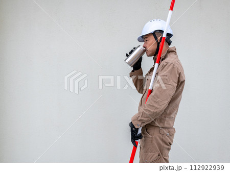 作業の合間に水分補給をしている現場系ワーカー 作業の合間に水分補給をしている現場系ワーカー 112922939