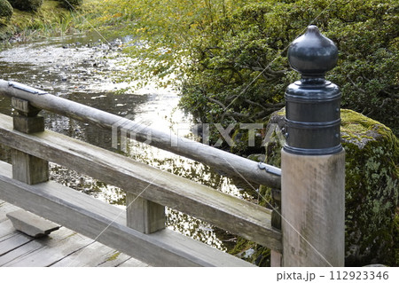 池に架かる橋の欄干と擬宝珠 112923346