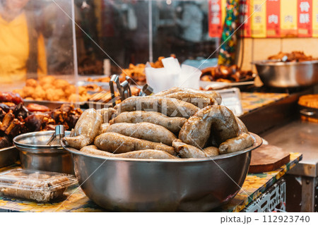 台湾　食事　ソーセージ 112923740