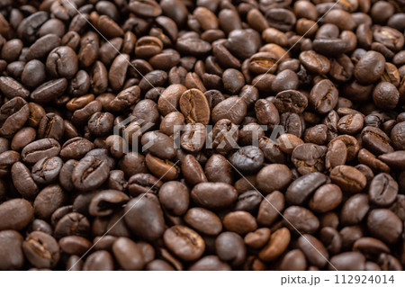 Fresh roasted brown coffee beans background Fresh roasted brown coffee beans background 112924014