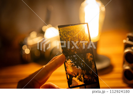 【リバーサルフィルム】フィルムを見る人【一人称視点】 112924180