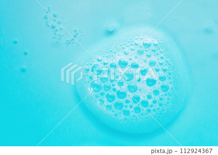 Abstract white soap foam bubbles texture on blue background 112924367