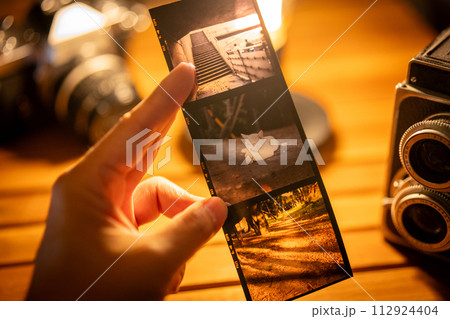 【リバーサルフィルム】フィルムを見る人【一人称視点】 【リバーサルフィルム】フィルムを見る人【一人称視点】 112924404
