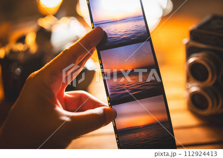 【リバーサルフィルム】フィルムを見る人【一人称視点】 【リバーサルフィルム】フィルムを見る人【一人称視点】 112924413