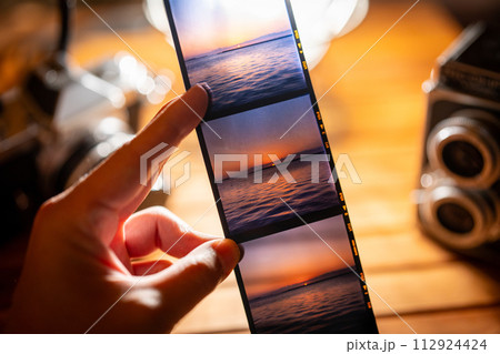 【リバーサルフィルム】フィルムを見る人【一人称視点】 112924424