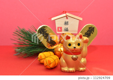 招福・金運アップイメージ・赤バック・金色の招き猫 112924709