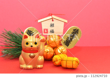 招福・金運アップイメージ・赤バック・金色の招き猫 112924710