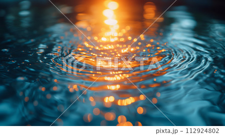 夕日に照らされて輝く水面の波紋　AI生成画像 112924802