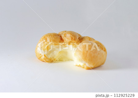 食べかけのシュークリーム 112925229