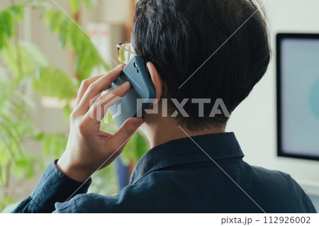 スマートフォンで電話する男性 スマートフォンで電話する男性 112926002
