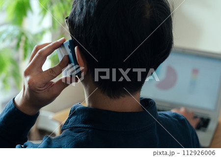 スマートフォンで電話する男性 112926006