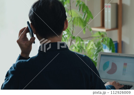 スマートフォンで電話する男性 スマートフォンで電話する男性 112926009