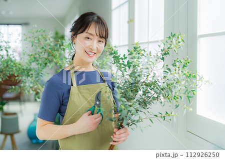 フラワーショップで働く女性 112926250