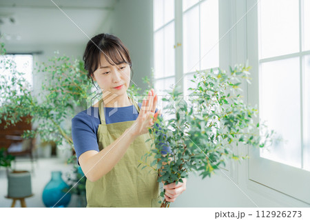 フラワーショップで働く女性 112926273