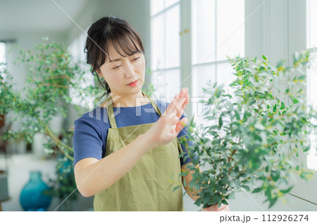 フラワーショップで働く女性 112926274