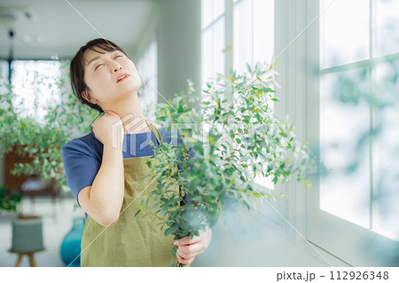 フラワーショップで働く女性　 112926348