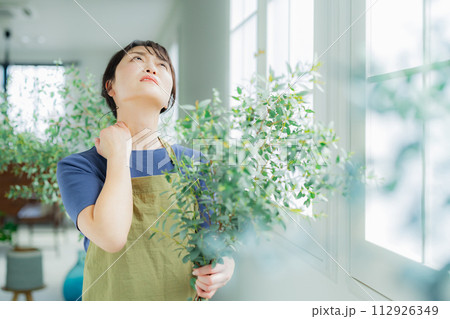 フラワーショップで働く女性　 112926349