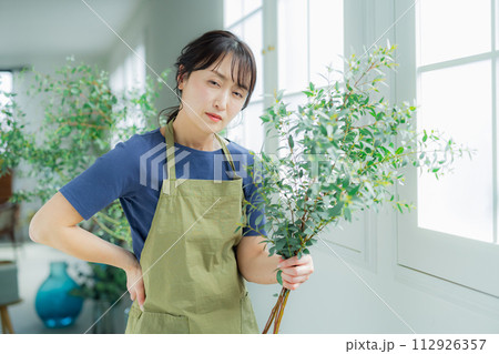 フラワーショップで働く女性　 112926357