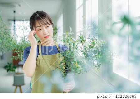 フラワーショップで働く女性 フラワーショップで働く女性 112926365