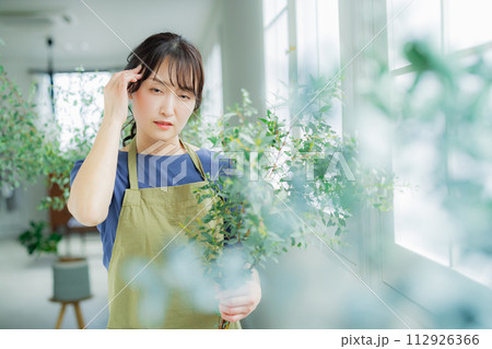 フラワーショップで働く女性 フラワーショップで働く女性 112926366