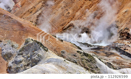 北海道 登別地獄谷の風景 112926599