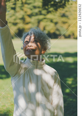 公園の60代女性 公園の60代女性 112926632