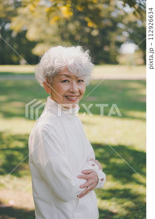 運動と60代女性 112926634