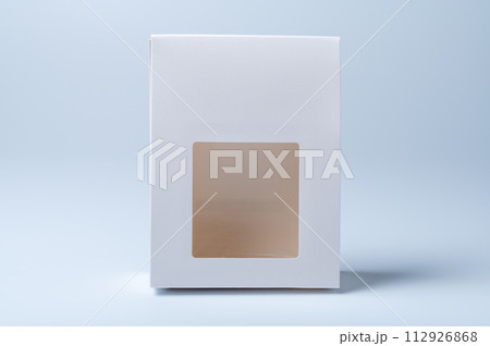 中身が見える窓付きの三角カートン・モックアップ|パッケージ(白)無地 中身が見える窓付きの三角カートン・モックアップ|パッケージ(白)無地 112926868