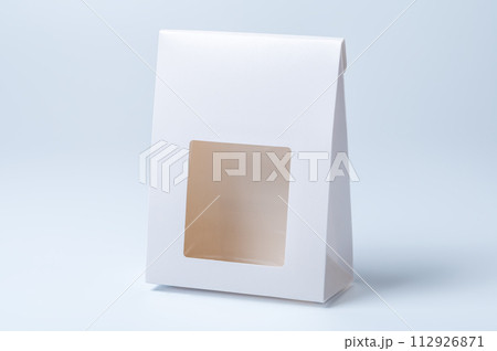 中身が見える窓付きの三角カートン・モックアップ｜パッケージ（白）無地 112926871