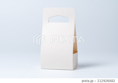 白のパッケージ・手提げ箱・手さげカートン／陳列・モックアップ 112926882