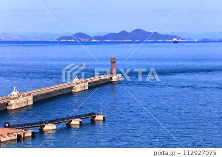 【香川県】高松シンボルタワー展望台から見た高松港と瀬戸内海の島々(サンポート高松) 【香川県】高松シンボルタワー展望台から見た高松港と瀬戸内海の島々(サンポート高松) 112927075