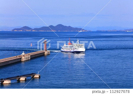 【香川県】高松シンボルタワー展望台から見た高松港と瀬戸内海の島々（サンポート高松） 112927078