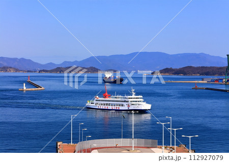 【香川県】高松シンボルタワー展望台から見た高松港と瀬戸内海の島々（サンポート高松） 112927079