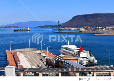 【香川県】高松シンボルタワー展望台から見た高松港と瀬戸内海の島々（サンポート高松） 112927082