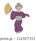 着物を着て扇子を持って日本舞踊をおどるおばあさん1 112927351