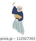 着物を着て扇子を持って日本舞踊をおどるおじいさん2 112927365