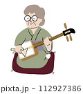 着物を着て三味線を弾くおばあさん 112927386