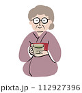 茶会でお茶をいただくおばあさん 112927396