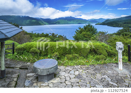 夏の恩賜箱根公園 展望台から芦ノ湖を眺める【神奈川県・箱根町】 夏の恩賜箱根公園 展望台から芦ノ湖を眺める【神奈川県・箱根町】 112927524