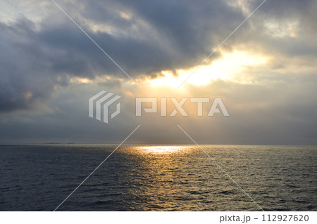 曇り空の船旅 112927620