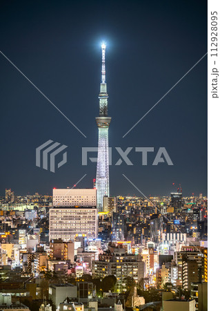 【東京都】東京スカイツリーと周辺都市の夜景 【東京都】東京スカイツリーと周辺都市の夜景 112928095