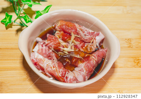 長芋を豚肉で巻いて調味料を入れる 112928347