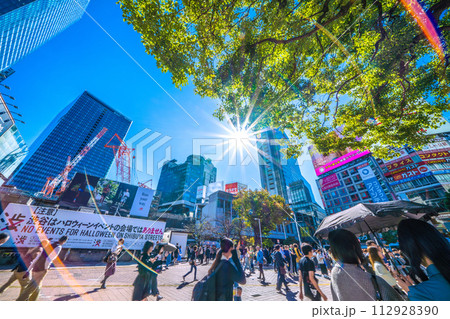 日本の東京都市景観 希望の光…賑わう渋谷駅・ハチ公改札前…脱コロナ…明日に向かって=16日、渋谷 日本の東京都市景観 希望の光…賑わう渋谷駅・ハチ公改札前…脱コロナ…明日に向かって=16日、渋谷 112928390