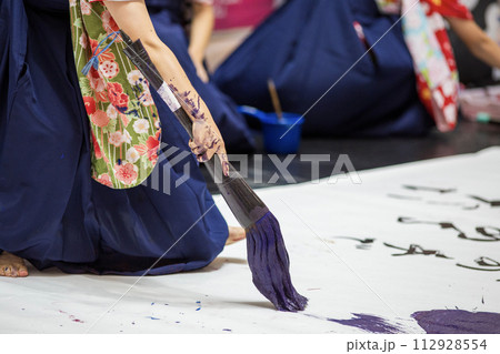袴姿で書を書く女性 112928554