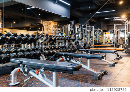 無人のフィットネスジム内観 112928733