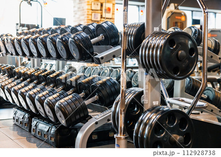 無人のフィットネスジム内観 112928738