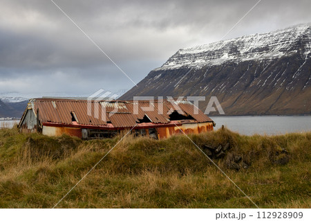 Abandoned house on the coast of a fjord, Iceland 112928909