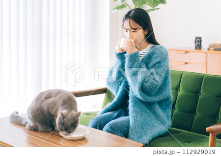 猫と暮らす女性 112929019