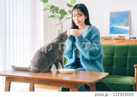 猫と暮らす女性 112929020